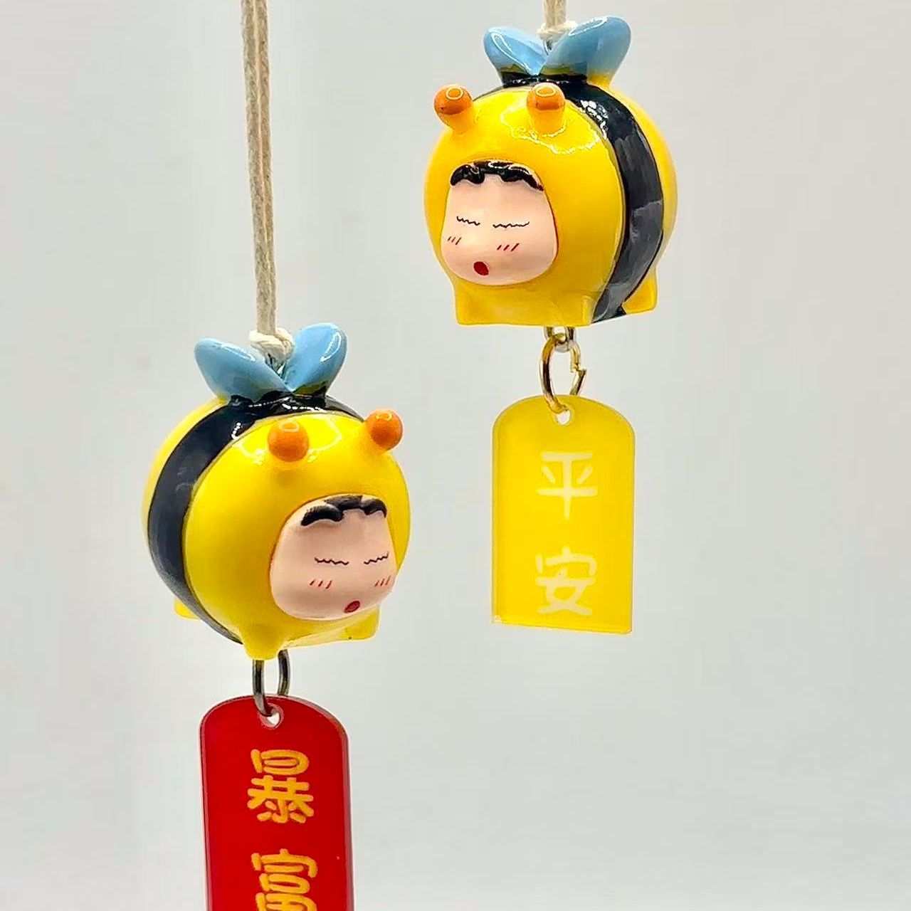 Tech Car Accessories - Figurina Cosplay di Crayon Shin-chan Bee,
